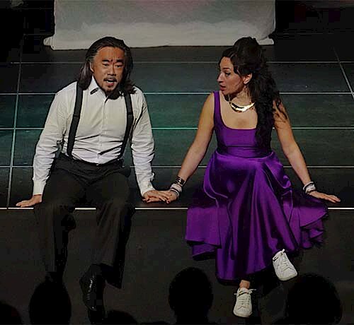 Reduzierte Oper mit großer Wirkung – Horst Dinges inszenierte Verdis „La Traviata“ im Puchheimer Kulturcentrum PUC