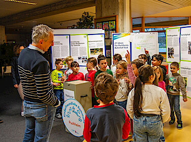 Bürgermeister Seidl im Gespräch mit den Kindern Bürgermeister Seidl im Gespräch mit den Kindern