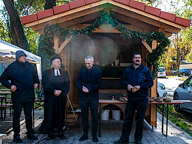 Pfarrer Stefan Menzel und Alexander Bauer, Erster Bürgermeister Seidl und Sergius Ruppaner vor dem Backhaus