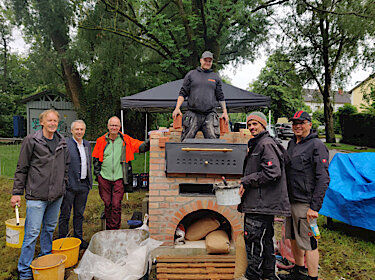 Gruppenbild vor dem Ofen des Backhauses Gruppenbild vor dem Ofen des Backhauses
