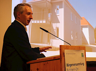 Erster Bürgermeister Seidl bei seinem Bericht Erster Bürgermeister Seidl bei seinem Bericht