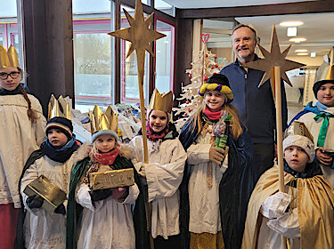 Gruppenbild mit den verkleideten Kindern im Foyer des Rathauses