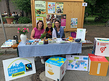 Auf dem Fairtrade-Stand werden Fairtrade-Produkte und Informationsmaterial präsentiert. Auf dem Fairtrade-Stand werden Fairtrade-Produkte und Informationsmaterial präsentiert.