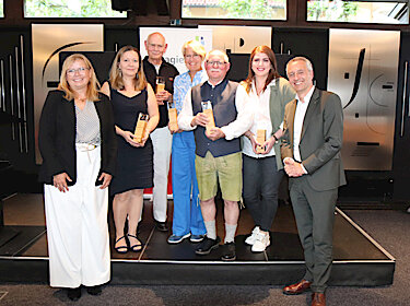 Gruppenbild mit den Preisträgerinnen und Preisträgern sowie Erstem Bürgermeister Seidl