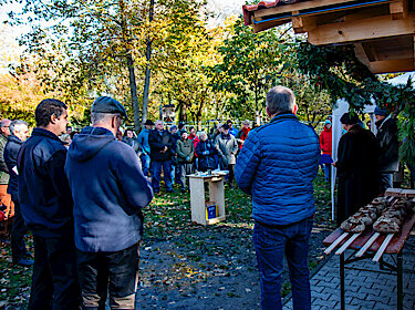 Die Besucherinnen und Besucher bei der Einweihung des Backhauses durch die beiden Pfarrer Die Besucherinnen und Besucher bei der Einweihung des Backhauses durch die beiden Pfarrer