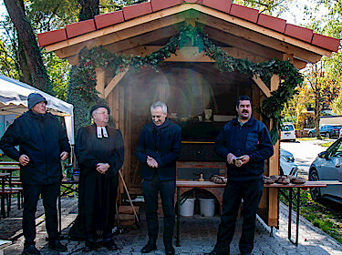 Pfarrer Stefan Menzel, Pfarrer Alexander Bauer, Erster Bürgermeister Norbert Seidl und Sergius Ruppaner stehen bei der Eröffnung vor dem Backhaus. Pfarrer Stefan Menzel, Pfarrer Alexander Bauer, Erster Bürgermeister Norbert Seidl und Sergius Ruppaner stehen bei der Eröffnung vor dem Backhaus.