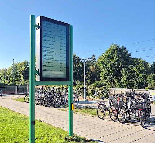 Digitale Anzeigetafeln am Bahnhof Puchheim erweitert – Alle Abfahrtszeiten auf einen Blick