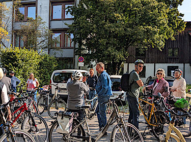 Einige Fahrräder und Radler:innen vor dem Puchheimer Rathaus Einige Fahrräder und Radler:innen vor dem Puchheimer Rathaus