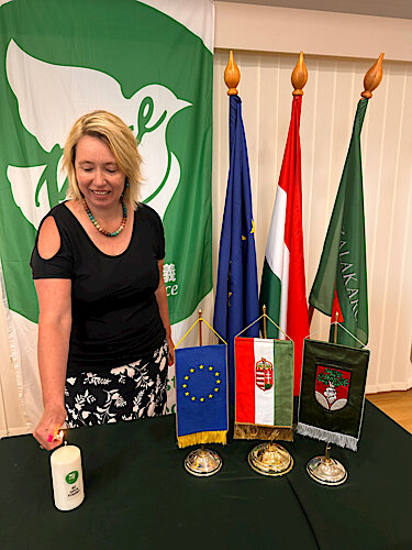 Judit Cziráki, Bürgermeisterin von Zalakaros, zündet die Friedenskerze an.