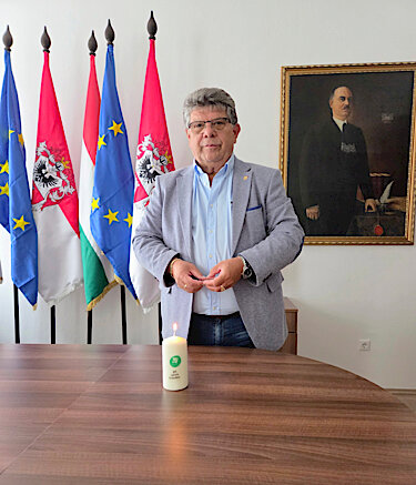 Dr. Csaba Fodor, Vize-Bürgermeister von Nagykanizsa, mit der Friedenskerze