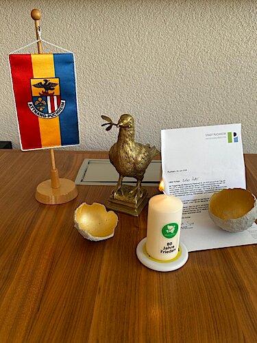 Die Friedenskerze und die Friedenstaube in der Partnerstadt Attnang-Puchheim