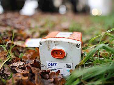 Ein Geophon steht auf dem Boden.