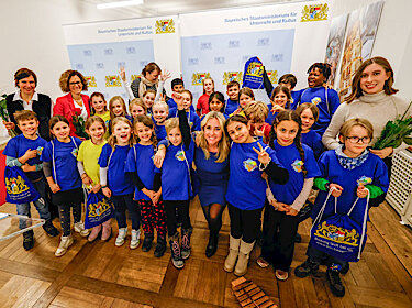 Gruppenbild mit den Kindern in blauen T-Shirts mit dem Logo der Grundschule Puchheim-Süd Gruppenbild mit den Kindern in blauen T-Shirts mit dem Logo der Grundschule Puchheim-Süd