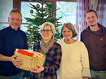 Gruppenbild vor einen Weihnachtsbaum, die Postkarten werden in einem Korb übergeben. Gruppenbild vor einen Weihnachtsbaum, die Postkarten werden in einem Korb übergeben.
