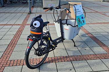 Lastenrad auf dem Bahnhofsplatz Lastenrad auf dem Bahnhofsplatz