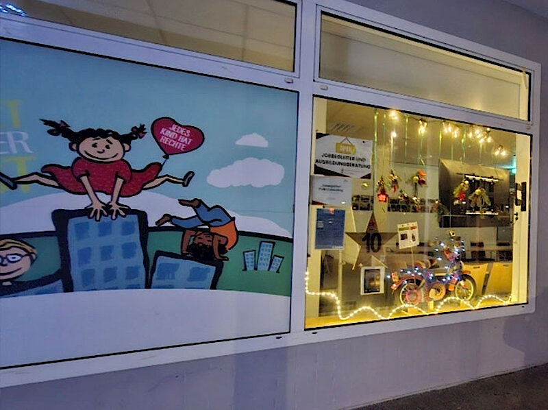 Adventlich geschmücktes Schaufenster des Stadtteilzentrums mit Lichterketten Adventlich geschmücktes Schaufenster des Stadtteilzentrums mit Lichterketten