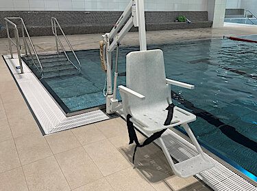 Beckenlift am Kombi-Schwimmbecken