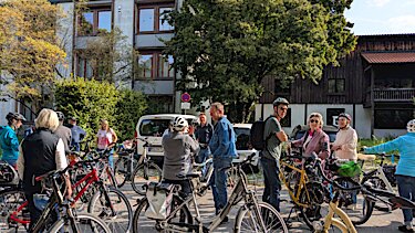 Einige Fahrräder und Radler:innen vor dem Puchheimer Rathaus Einige Fahrräder und Radler:innen vor dem Puchheimer Rathaus