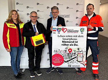 Gruppenbild mit einem Banner der Region der Lebensretter