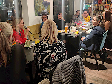 Die Teilnehmerinnen im Gespräch. Die Teilnehmerinnen im Gespräch.