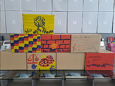 Bemalte Bausteine, die zu einer Mauer aufgebaut sind. Bemalte Bausteine, die zu einer Mauer aufgebaut sind.