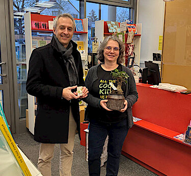 Norbert Seidl und Claudia Müller in der Buchhandlung Bräunling mit dem Bonsaibäumchen