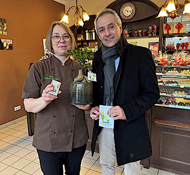 Norbert Seidl mit Schokolädchen-Inhaberin Christine Scholz, die das Bonsaibäumchen hält.