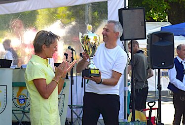 Martina Drechsler neben Norbert Seidl, der den Stadtradeln-Pokal hält Martina Drechsler neben Norbert Seidl, der den Stadtradeln-Pokal hält