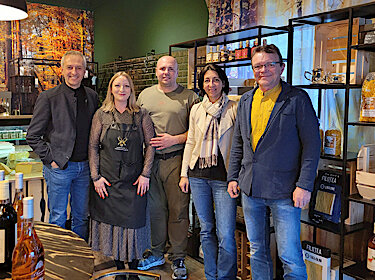 Erster Bürgermeister Norbert Seidl, Inhaber Katharina und Benjamin Langmayr, Wirtschaftsförderin Sonja Weinbuch und Wirtschaftsreferent Hans Knürr vor den Regalen im Laden. Erster Bürgermeister Norbert Seidl, Inhaber Katharina und Benjamin Langmayr, Wirtschaftsförderin Sonja Weinbuch und Wirtschaftsreferent Hans Knürr vor den Regalen im Laden.