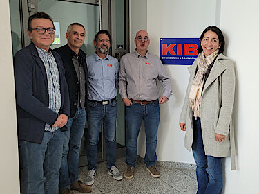 Gruppenbild vor den Büroräumen der KIB Engineering & Consulting GmbH Gruppenbild vor den Büroräumen der KIB Engineering & Consulting GmbH