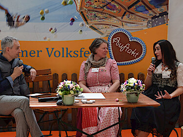 Nobert Seidl im Gespräch mit Monika Strauß-Rehberg und Michaela Höfel an einem Tisch im Festzelt Nobert Seidl im Gespräch mit Monika Strauß-Rehberg und Michaela Höfel an einem Tisch im Festzelt