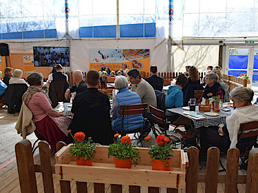 Besucherinnen und Besucher des meet & greet im Festzelt Besucherinnen und Besucher des meet & greet im Festzelt