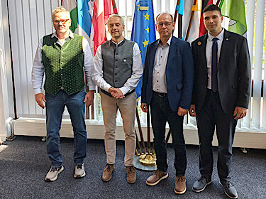 Erster Bürgermeister Seidl mit den Gästen aus Ungarn vor Fahnen im Sitzungssaal des Rathauses Erster Bürgermeister Seidl mit den Gästen aus Ungarn vor Fahnen im Sitzungssaal des Rathauses