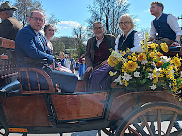 Jácint Horváth und weitere Ehrengäste in einer mit Blumen geschmückten Kutsche Jácint Horváth und weitere Ehrengäste in einer mit Blumen geschmückten Kutsche