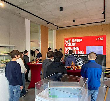 Jugendliche bei IFTA Systems GmbH